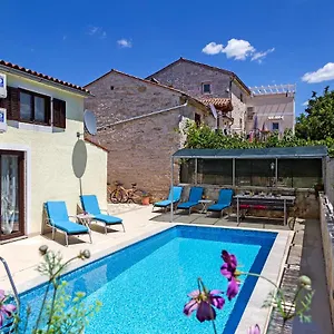 Villa Karina Tar, Tar-Vabriga